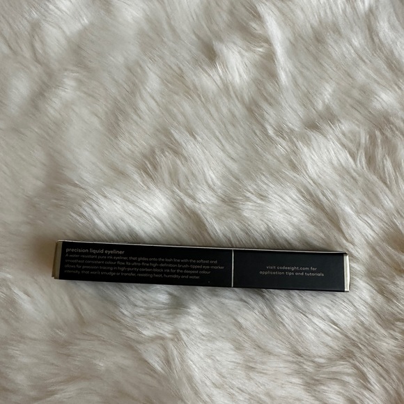 CODE 8 precision liquid eyeliner - Picture 5 of 9